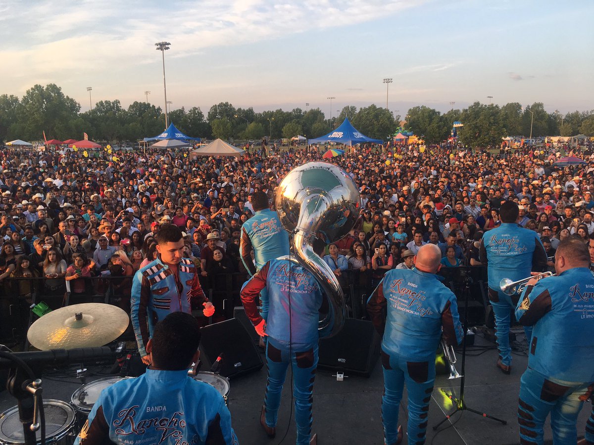 b_ranchoviejo's tweet photo. Gracias Fresno California 
Gracias @1019labuena @Telemundo51 
#CincodeMayo https://t.co/BMWzXeiBm6