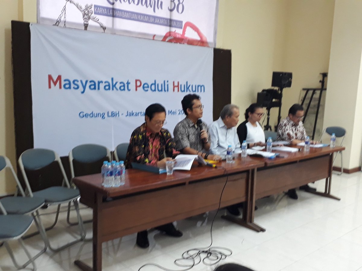 anastasony's tweet photo. Konferensi Masyarakat Peduli Hukum, ada Pak Albert Hasibuan, salah satu tokoh pendiri @LBH_Jakarta https://t.co/EikJDhNEii