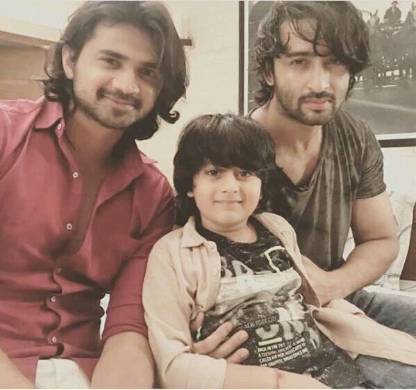 sharicafever's tweet photo. AWIIEE BIGCHA N GOLU
THEY NEVER APART FROM EACH OTHER.WHAT A PURE BONDING😒😝😘😘 @Shaheer_S #KRPKAB #ShootTym https://t.co/UiXnGwXpAg