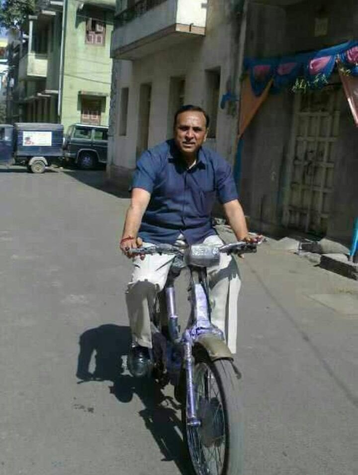 A picture is worth a thousand words! I respect shri <a href="/vijayrupanibjp/">Vijay Rupani Memorial</a> for his simplicity and humbleness.