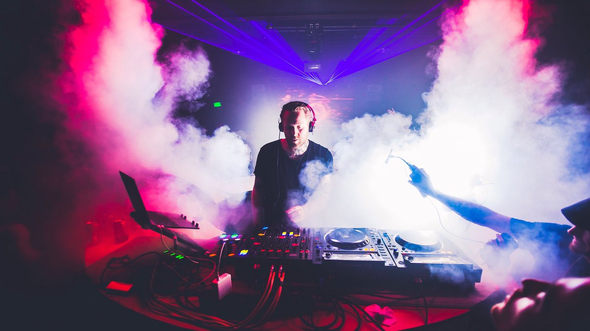 DAARphotography's tweet photo. @DJSianOfficial's set was so hot he needed to be fanned down 🌬🔥 https://t.co/X4eBLlQpzF