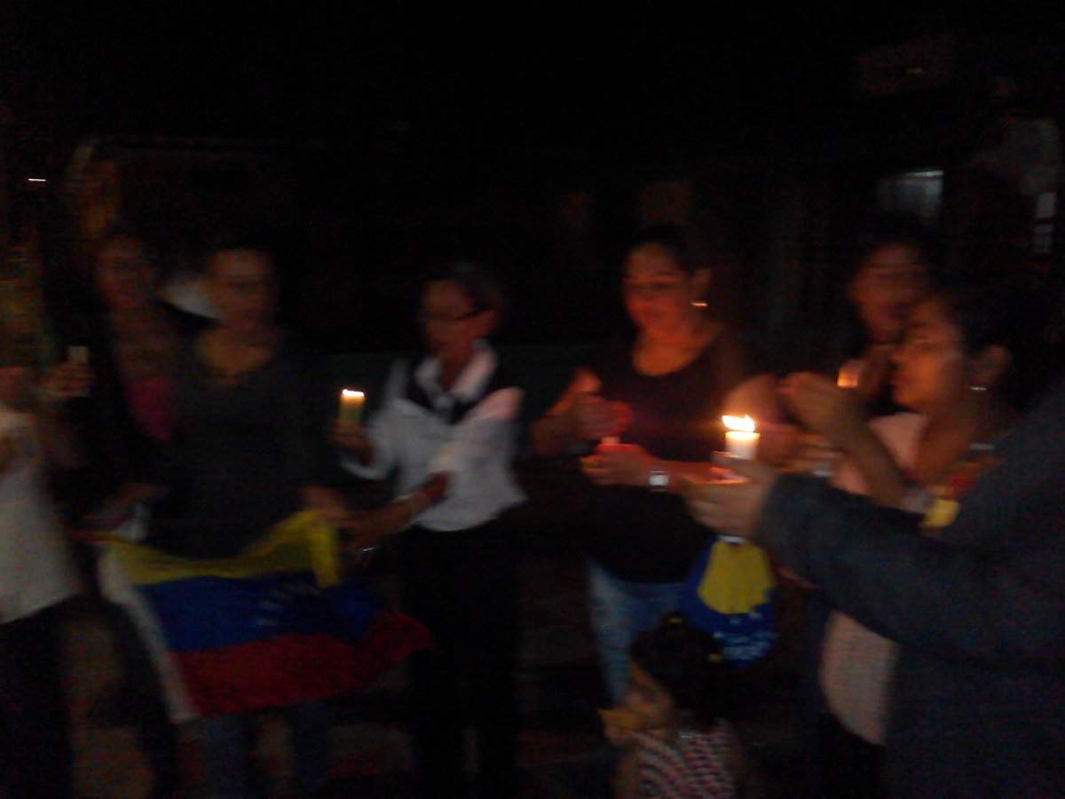ADTemblador's tweet photo. En Temblador cumplimos con la Vigilia en homenaje a los caídos #7DeMayo #LaHoraDeLaLibertad https://t.co/IY4elmjA0j