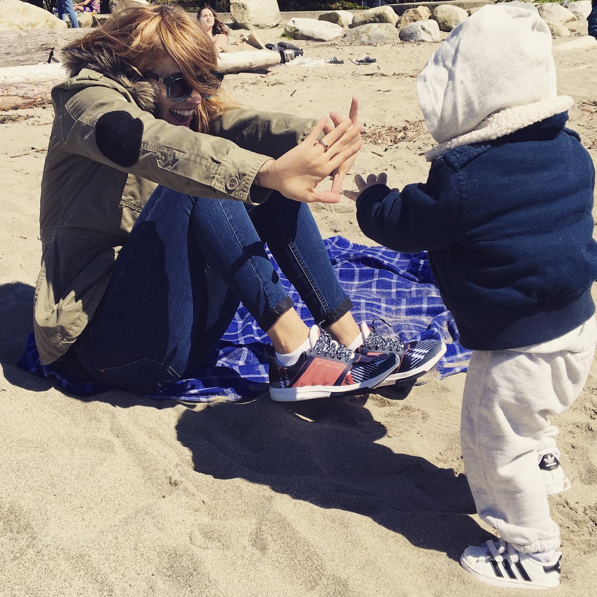 lulopilato's tweet photo. Mientras el me tira arena yo disfruto de sus carcajadas. #familyfirst #volverareir #mamasboy https://t.co/61aspDJUDi