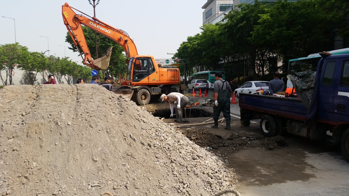5월8일 새벽 수정구 성남대로 1342 가천대학교 입구 앞 노후수도관 파열로 긴급구작업중
연휴로 인한 장비투입 어려움이 있었지만 수정구 건설과 긴급지원으로 빠른복구 가능
현재 누수관로 복구완료! 정리작업중입니다.
#성남시