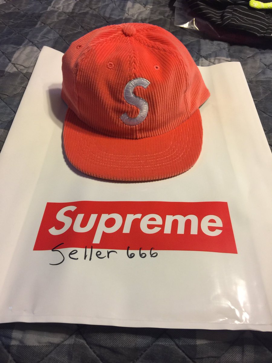 Queefer1's tweet photo. WTB Shoulder Bags!!!
Selling: Flower Deck $120 shipped obo 
Peach corduroy S logo $85 shipped 
CDG box logo M $500 obo 

@SupremeCommerce https://t.co/4cesOcV1A0