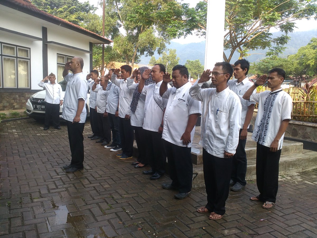 dadancius's tweet photo. Apel pagi telah dilaksanakan #SukasariBerhias @DediMulyadi71 @DiskominfoPWK @Harombrandou https://t.co/Ctn7sNRsDQ