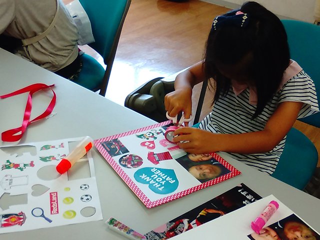 浦和レッズオフィシャル در توییتر 5 14 日 母の日にレッズランドワークショップ 手作りメッセージボード とレッズグッズを贈ろう を開催 色紙に家族やレッズにまつわる写真 イラスト メッセージ等の切り抜きを貼り お母さんに贈るオリジナルメッセージボードを