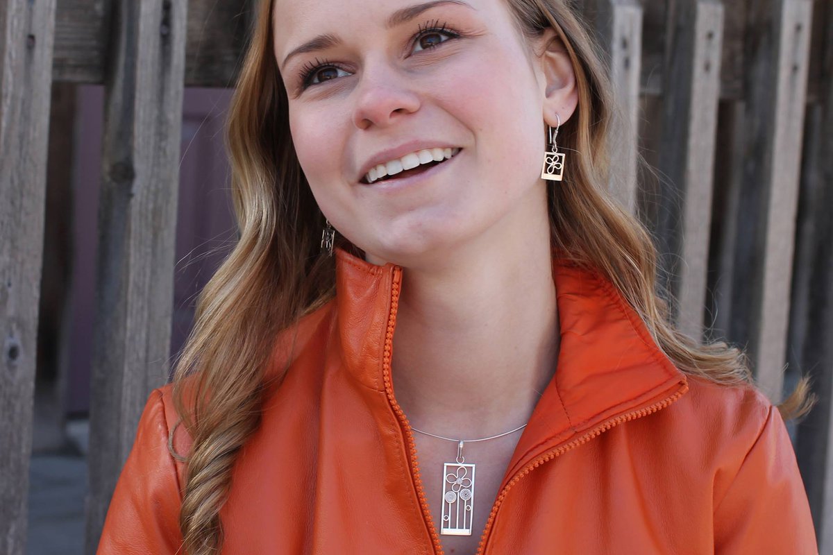 AlfaroClubine's tweet photo. Looking pretty while supporting a noble cause! #handmade #jewelry https://t.co/1LGfdKMHac