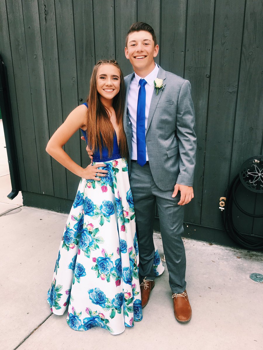 chiefcella's tweet photo. Str8 cheeling w some of my favs last night at dhs prom https://t.co/UKj9h4RHR8