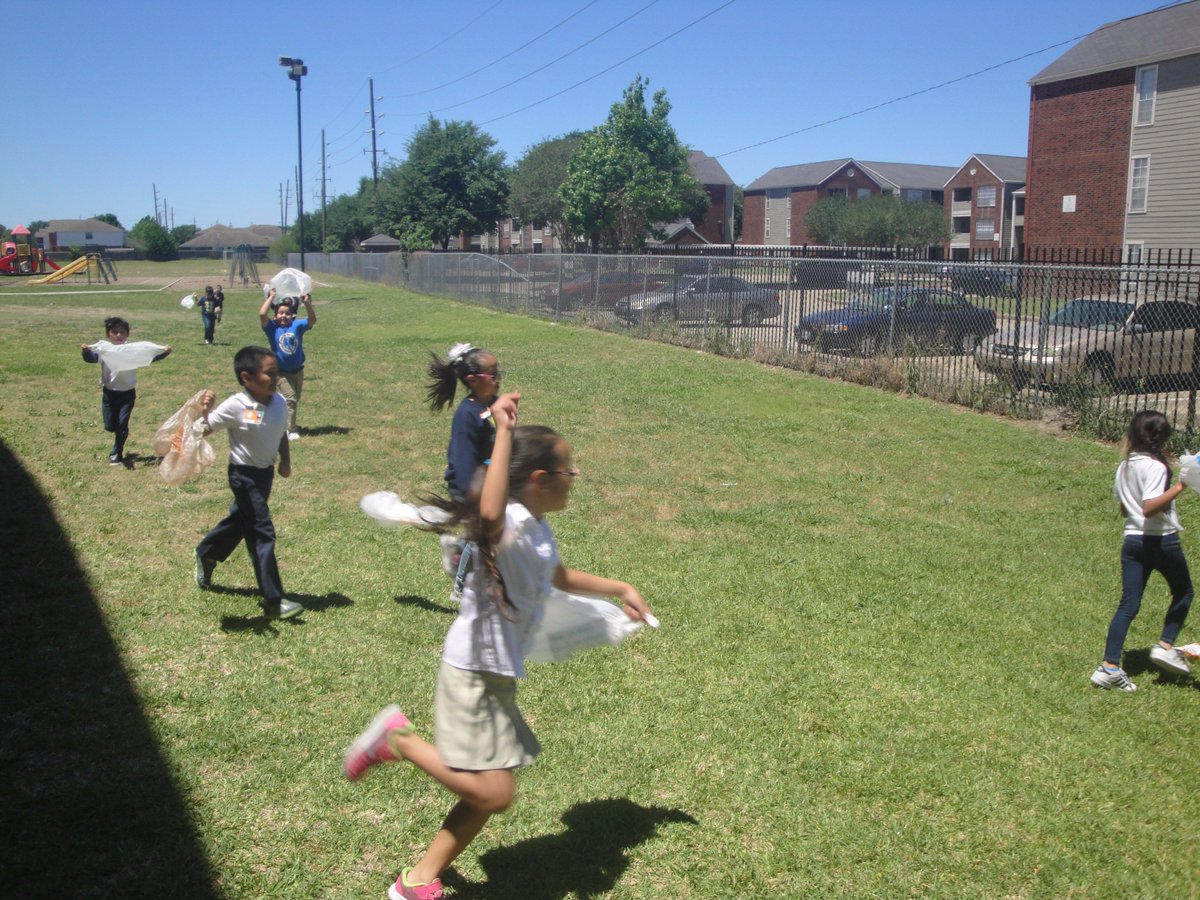 ReynaHMQ's tweet photo. We are having fun while learning in Science.  Here we are measuring the wind!  #HMQ2017 https://t.co/5jljcHK2KM