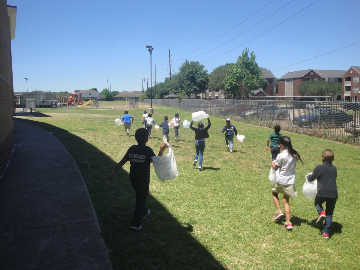 ReynaHMQ's tweet photo. We are having fun while learning in Science.  Here we are measuring the wind!  #HMQ2017 https://t.co/5jljcHK2KM