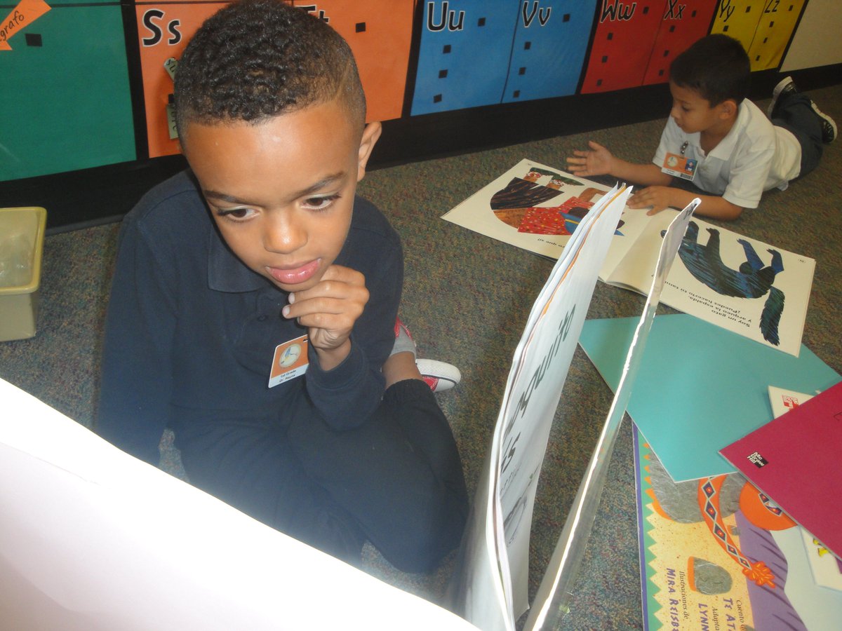ReynaHMQ's tweet photo. Reading is fun!   #HMQ2017 https://t.co/1DZ1yyo29r