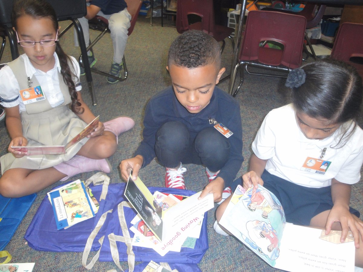 ReynaHMQ's tweet photo. Reading is fun!   #HMQ2017 https://t.co/1DZ1yyo29r