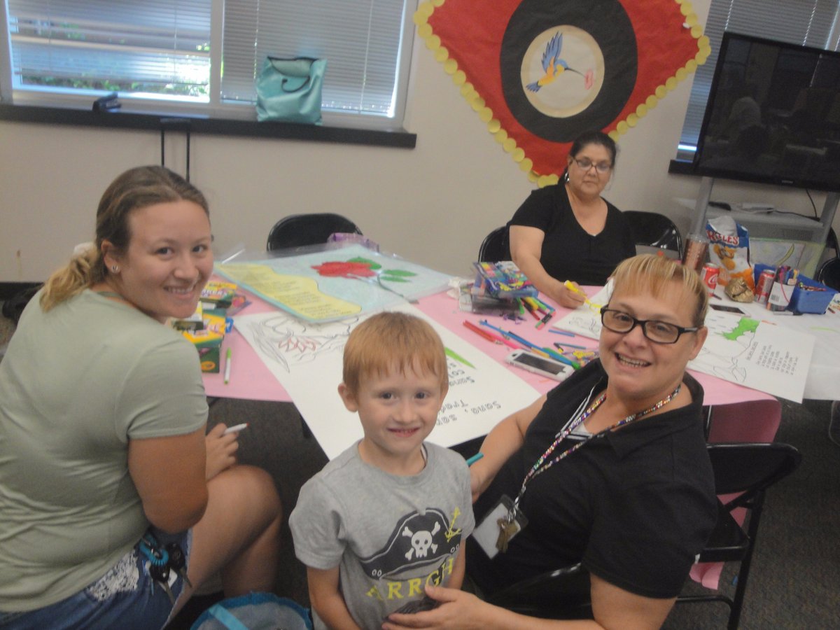 ReynaHMQ's tweet photo. Teachers created posters and anchor charts yesterday during the PD "Poetry Posters and Anchor Charts Make &amp; Take" at Holmquist  #HMQ2017 https://t.co/MF0bECfke8