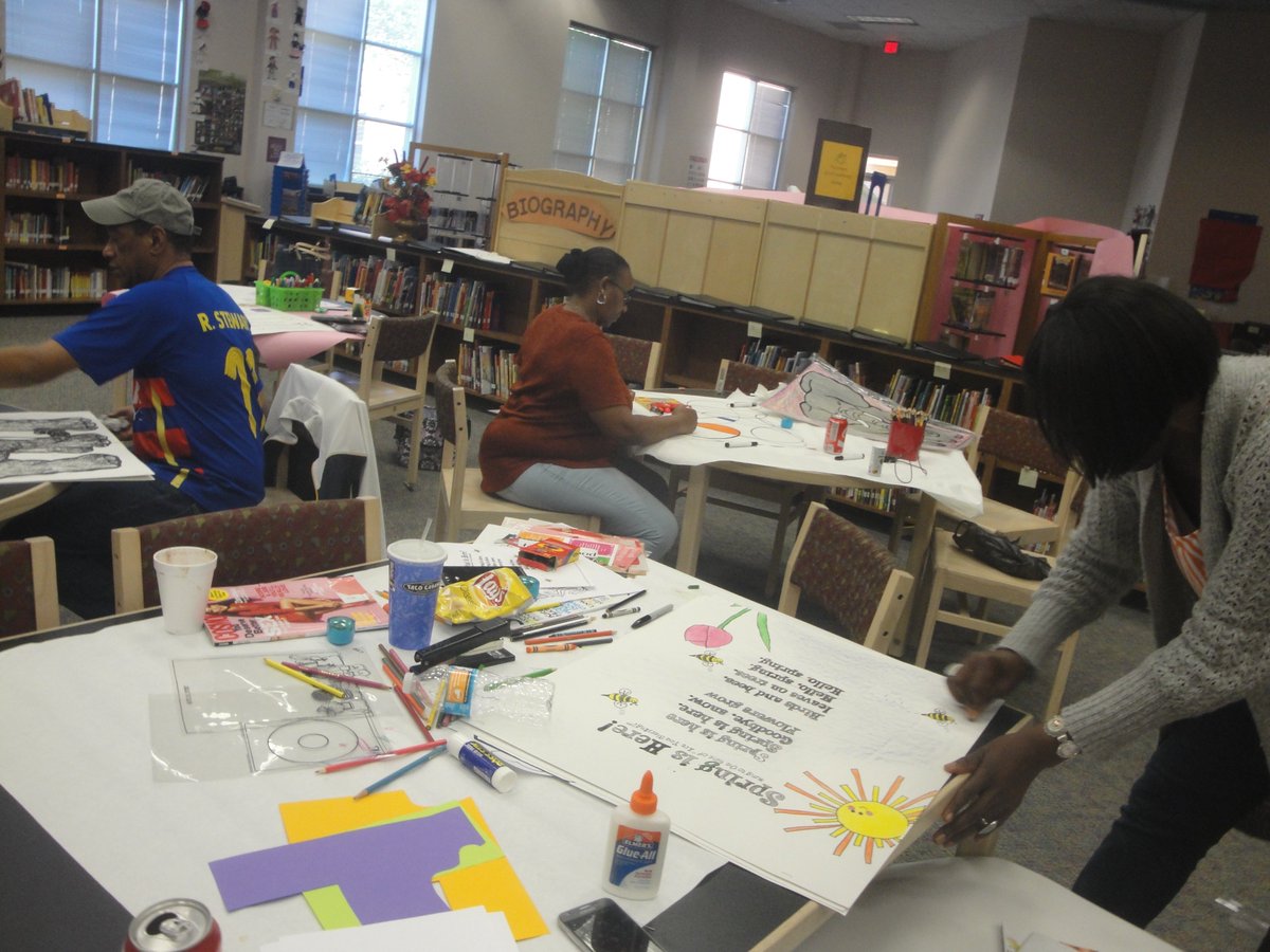 ReynaHMQ's tweet photo. Teachers working and having fun yesterday during the PD "Poetry Posters and Anchor Charts Make &amp; Take" at Holmquist  #HMQ2017 https://t.co/SEd0dWTKsu