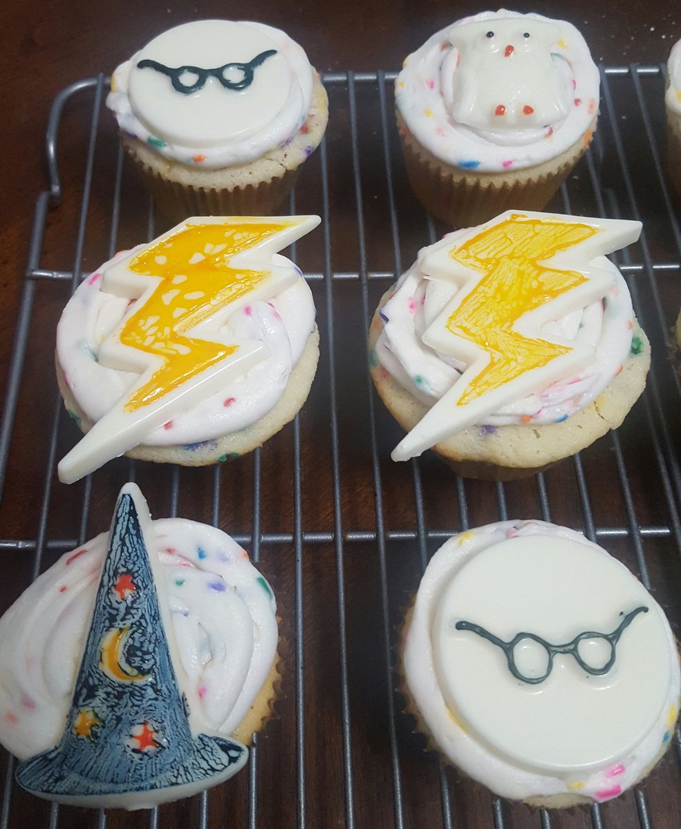 Splazoingas's tweet image. Harry Potter themed cupcakes for a birthday today!

#SplazoingasSweets