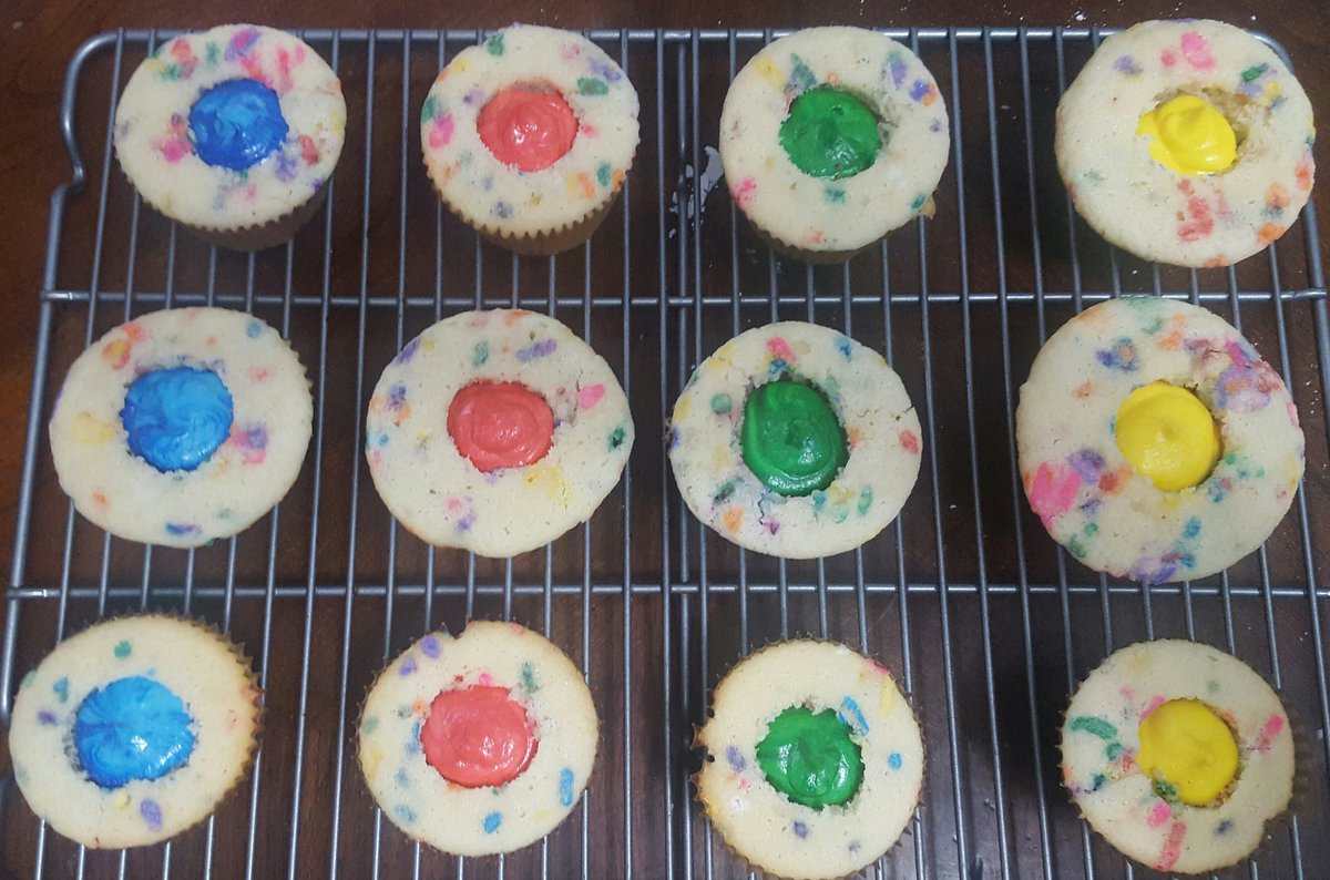 Splazoingas's tweet image. There was a surprise inside revealing which Hogwarts house you were sorted into. 

#SplazoingasSweets