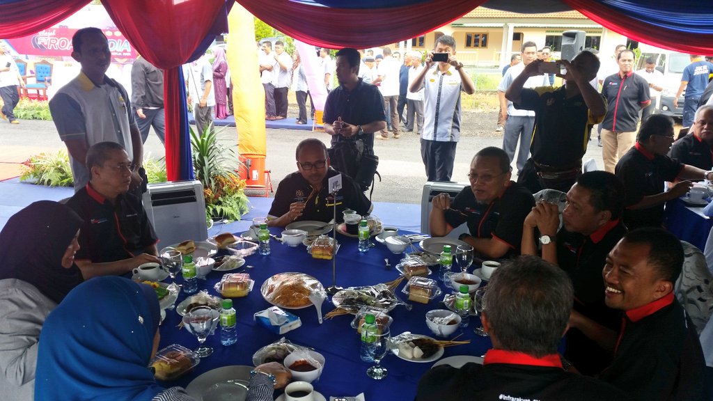 Sambut ketibaan YB. Menteri Dato' Sri <a href="/PetraJayaMP/">Fadillah Yusof 🇲🇾</a> bersama team #FTRoadpedia di Kuarters JKR Tangkak. <a href="/RoslanMdTaha/">Roslan Md Taha</a> <a href="/saranidollah/">saranidollah</a> <a href="/MOWorks/">でやんす</a>