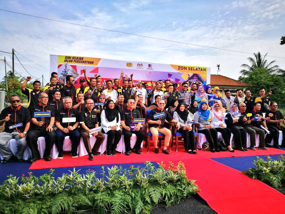 YBM @MOWorks <a href="/PetraJayaMP/">Fadillah Yusof 🇲🇾</a> &amp; tim #FTRoadpediaZonSelatan bersama <a href="/JKRMuar/">JKRMuar</a> &amp; <a href="/JKRTangkak/">JKR Tangkak</a> <a href="/JKRMalaysia/">JKR Malaysia</a> #CiptaDetikIndahBersama #infrarakyat