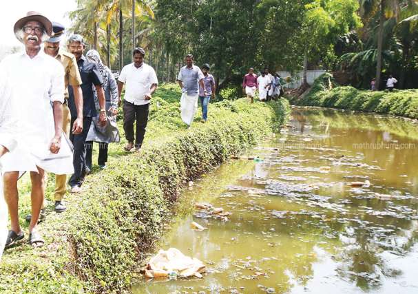 mathrubhumi's tweet photo. ഒരു പുഴയ്ക്ക് പുനര്ജനിയേകാന് ഇതാ പതിനായിരം കൈകള് https://t.co/f3U4sxCsW4 #Clean_Earth https://t.co/cH82k7YoLq