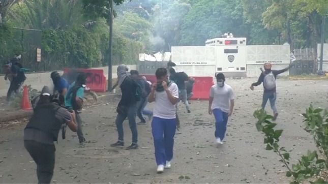AgenciaTelam's tweet photo. #Venezuela 🇻🇪 La oposición marchará para rechazar el 'fraude' de la Constituyente https://t.co/6wa30iQC4p https://t.co/E5lyuG56Jj