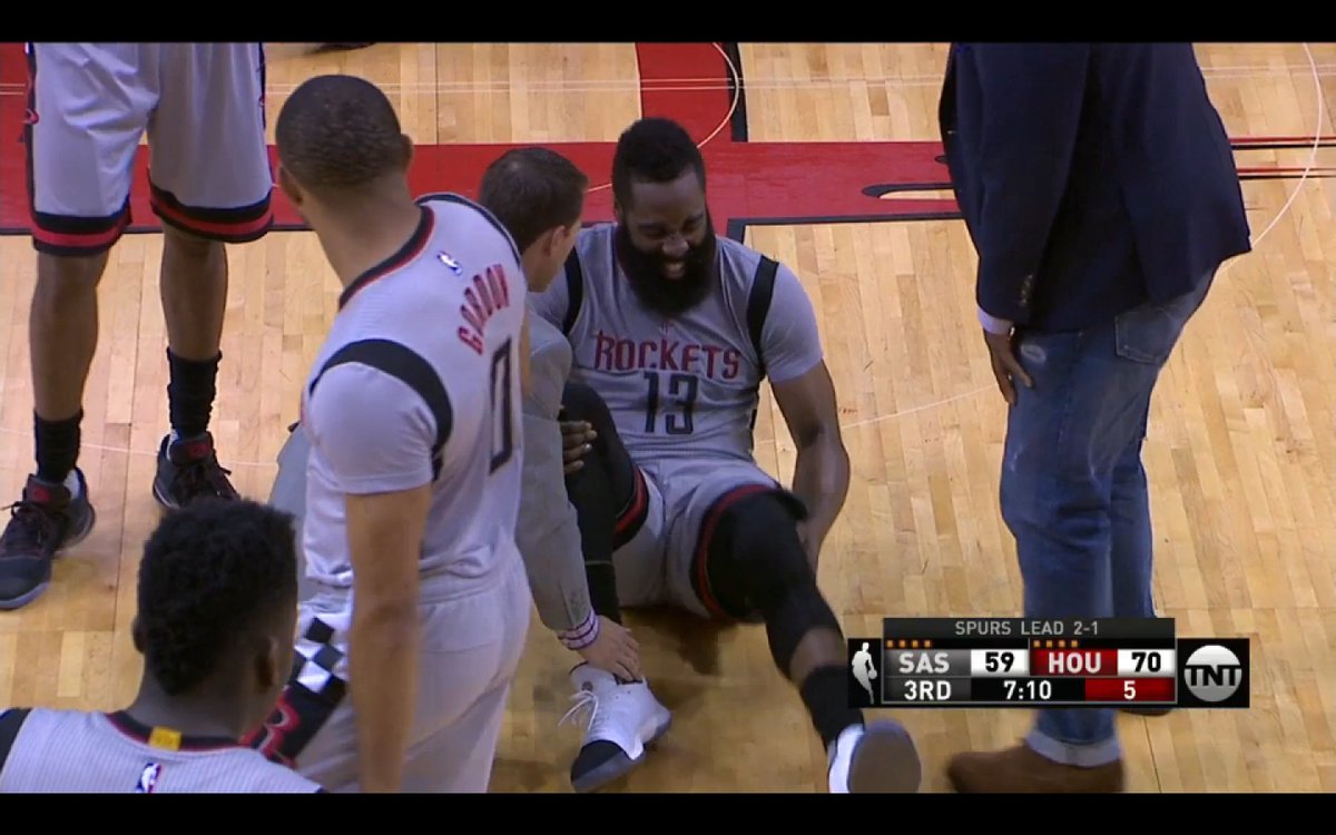 dchinellato's tweet photo. #Rocktes James Harden hurt after bumping left knee with #GoSpursGo Patty Mills #NBA https://t.co/sTuDsPwcFC