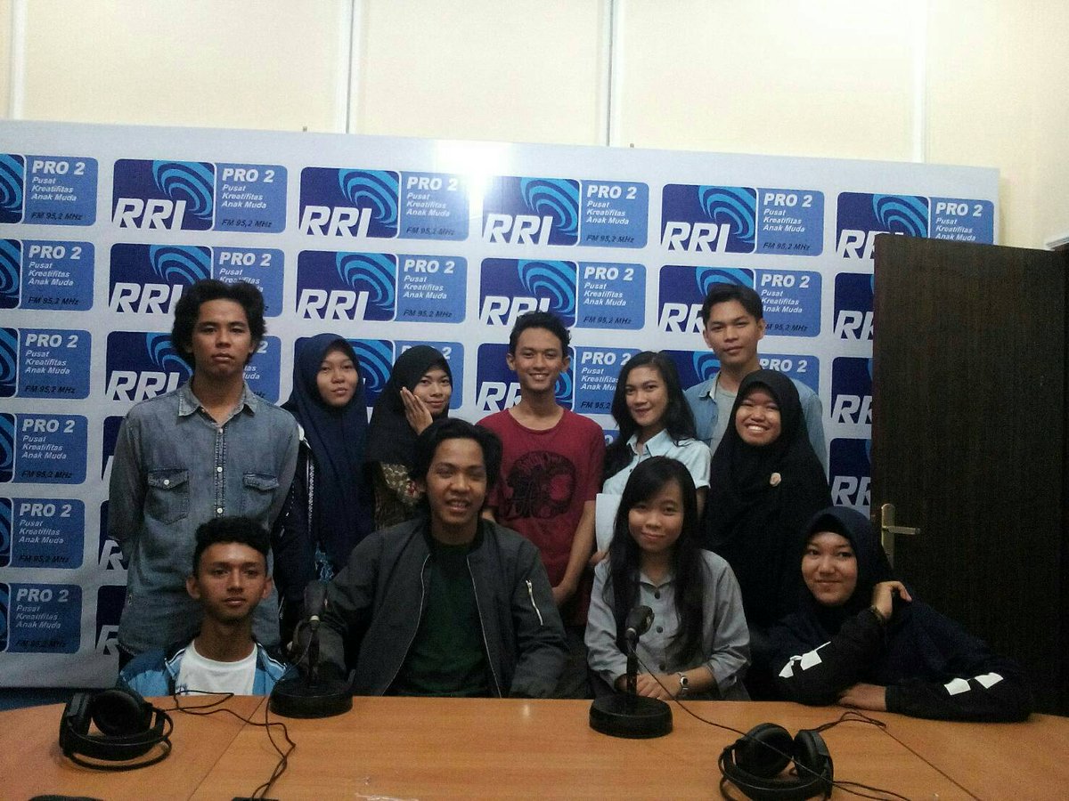 suarakampus_'s tweet photo. Latepost.
Makasih ya buat HIMABI FISIP UNLAM yang sudah datang ke #pro2kampus. Tetap stay tune di 95,2 fm #pro2bjm ya guys https://t.co/fCElsO3pwa