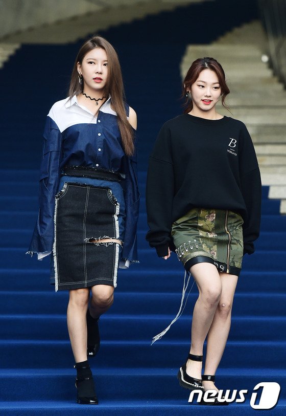 Avipkpoper's tweet photo. [PHOTOS] 170330 #GUGUDAN #구구단 #mina and #nayoung #미나 #나영 at #YOHANIX collection #SeoulFashionWeek. #kpop more -> https://t.co/oUyhNOSKFi https://t.co/gmLxgLFX8M
