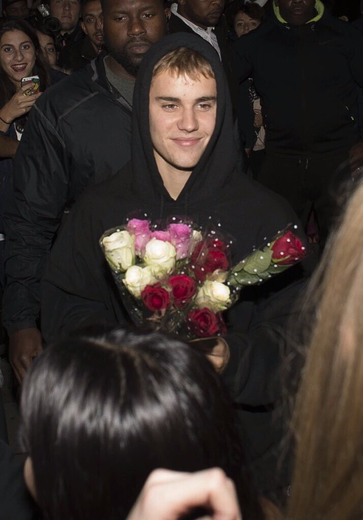 jbieberxhero's tweet photo. Nunca olvidemos cuando Justin le regalo flores a las fans #JustinBBMAs https://t.co/3OWmKWR8bn