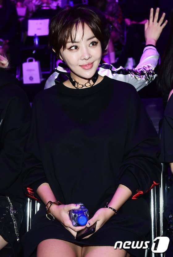 Avipkpoper's tweet photo. [PHOTOS] 170330 #BrownEyedGirls #브아걸 #Miryo and #Narsha #미료  #나르샤 @#YOHANIX collection. #kpop more press photos --> https://t.co/oUyhNOSKFi https://t.co/pAApsGpQkq
