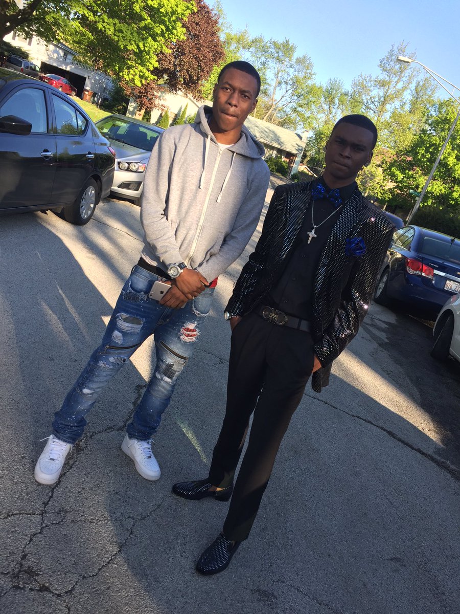 Famous_Jrock's tweet image. Prom was some slight 👻📸 #Prom2k17 💰