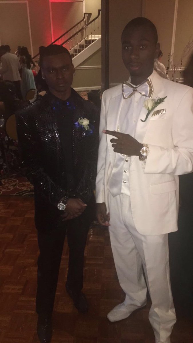 Famous_Jrock's tweet image. Prom was some slight 👻📸 #Prom2k17 💰