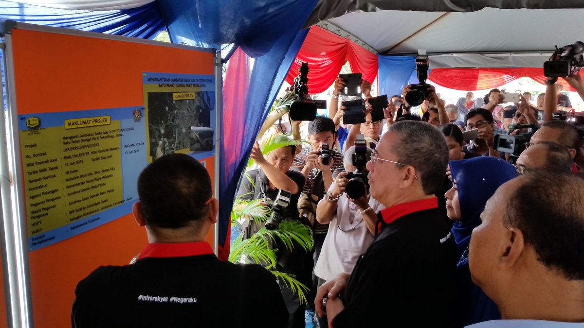 moworksmy's tweet photo. YBM @PetraJayaMP &amp; YB @norainiahmad67 tiba d tapak projek Jambatan Parit Keliling Batu Pahat #FT05 #FTRoadPedia #FTRoadpediaZonSelatan https://t.co/fhriJDlTrw