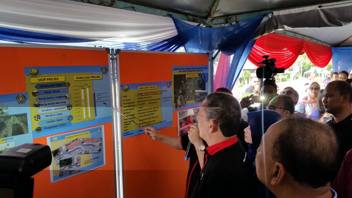 moworksmy's tweet photo. YBM @PetraJayaMP &amp; YB @norainiahmad67 tiba d tapak projek Jambatan Parit Keliling Batu Pahat #FT05 #FTRoadPedia #FTRoadpediaZonSelatan https://t.co/fhriJDlTrw