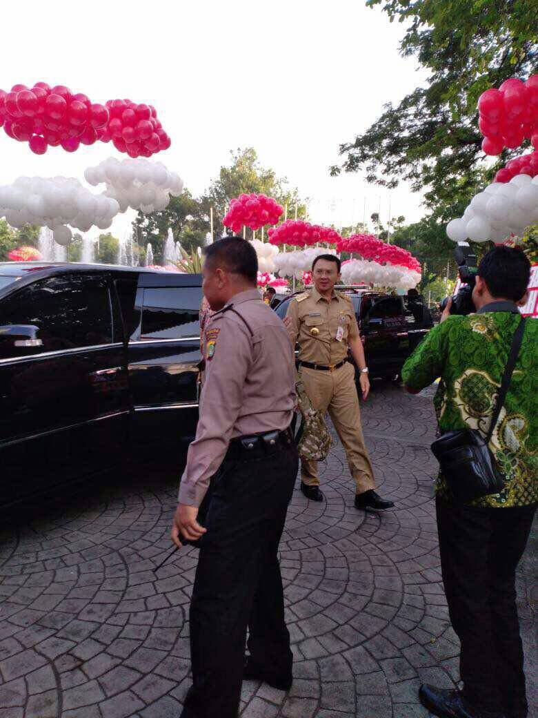 GunRomli's tweet photo. Mimpi apa Pak Ahok semalam, smpe balai kota disambut balon2 dan bunga 😀 https://t.co/MTYvKxuM7a