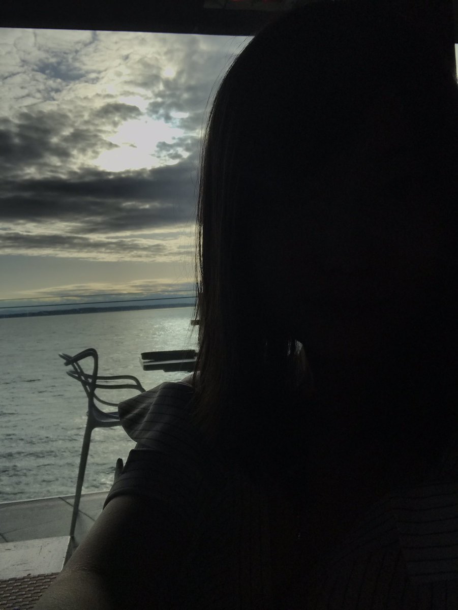 みなもり 涼白 近くに白い壁があればその前で撮るのも手かもしれません 太陽光強そうなので白い壁に反射した光 で顔もそこそこ明るく写るはず