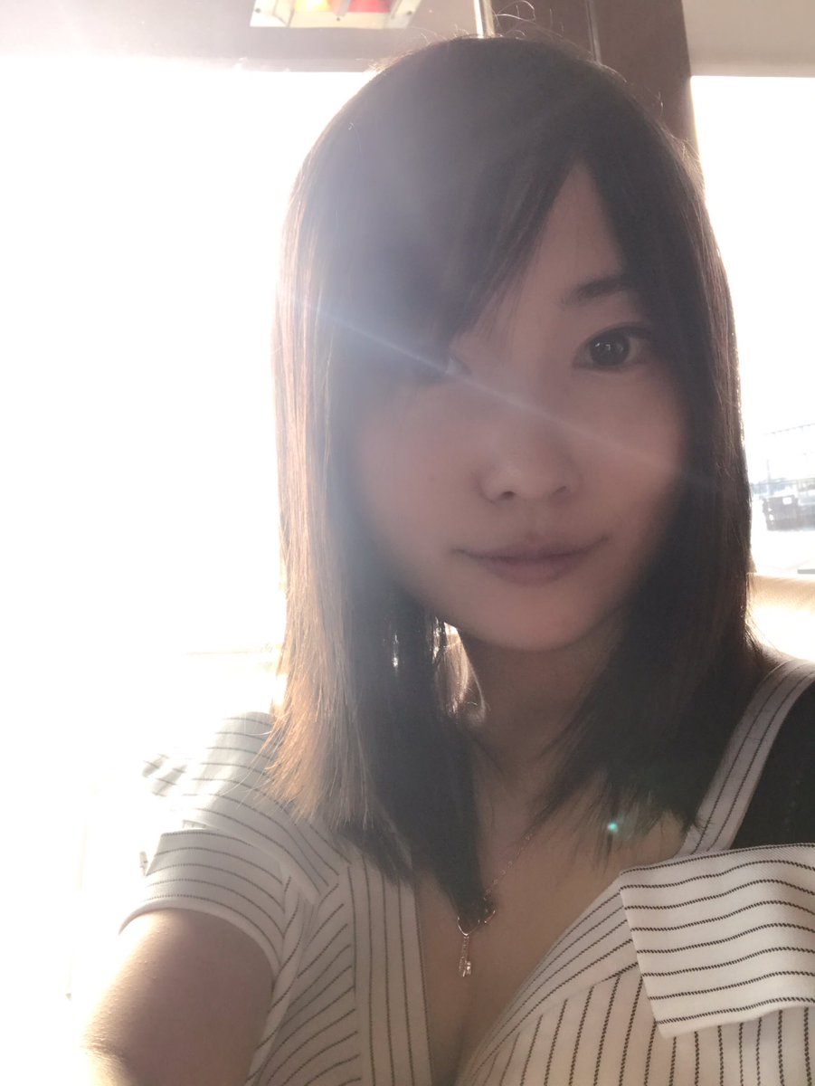 ちょまど アイコン変えた 写真撮るの上手い人 後ろの美しい海を背景にして 記念自撮りしたいのですが 逆光になると いつもこうなってしまって困ります 自分にピントを合わせると背景が真っ白になり 背景にピントを合わせると自分が真っ黒になります