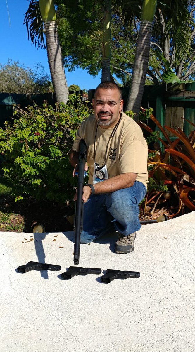 TeamOneNetwork's tweet photo. Francisco Bruno won the @Streamlight flashlight today at #IALEFI https://t.co/ewIyqe2xq7… https://t.co/h6dur9XiBD