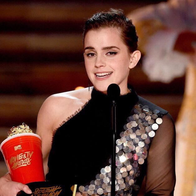 EmmaWatsonPOL's tweet photo. Emma wygrała nagrodę w kategorii:"Najlepszy aktor/Najlepsza aktorka" za swoją rolę w "Pięknej i Bestii" #MTV https://t.co/mTyuIqVpvA