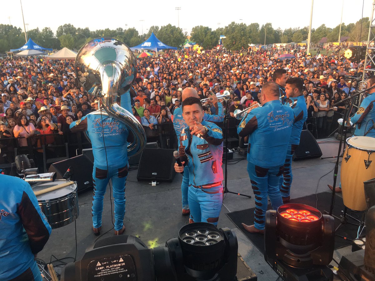 b_ranchoviejo's tweet photo. Gracias Fresno California 
Gracias @1019labuena @Telemundo51 
#CincodeMayo https://t.co/m6DUvAJcqS