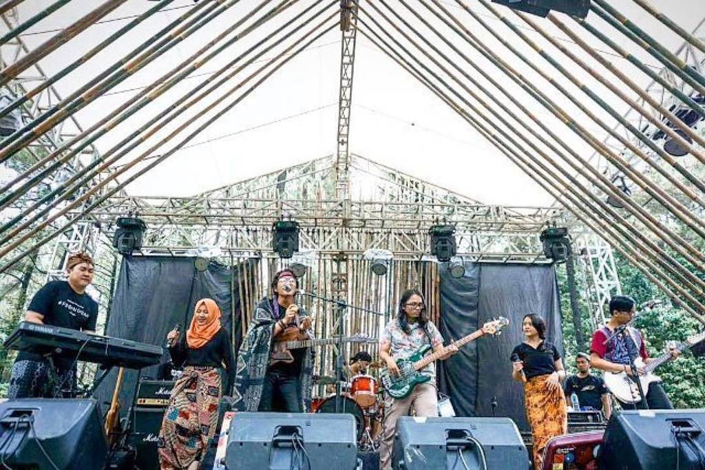 melodi_alam's tweet photo. #Repost @lifecicla
・・・
°
Berbagi Nada & Cerita di @melodi.alam Gunung Pancar
°
°
📷 : @arie.asanandaputra
°
#LifeCi… https://t.co/GBEDXFXVCM https://t.co/gNWgmXMvnt