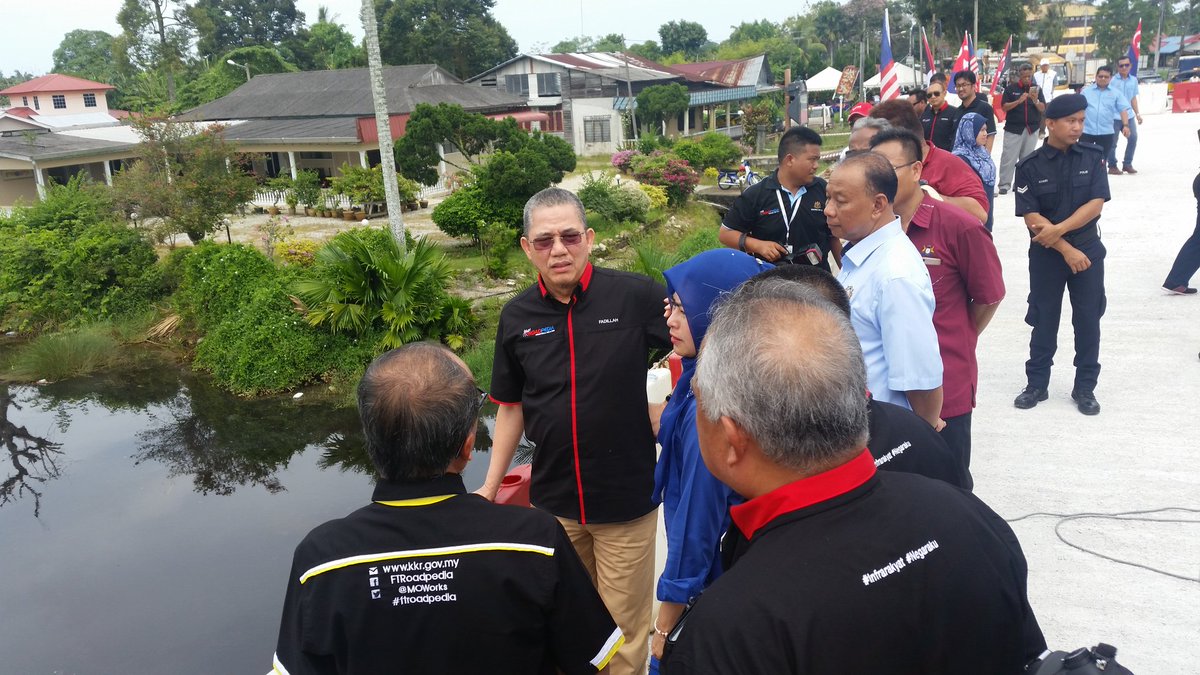 YB. Menteri <a href="/PetraJayaMP/">Fadillah Yusof 🇲🇾</a> meninjau Projek Jambatan Sg. Parit Keliling bersama YB. Dato' Dr. Noraini, MP Parit Sulong. <a href="/RoslanMdTaha/">Roslan Md Taha</a> <a href="/MOWorks/">でやんす</a>