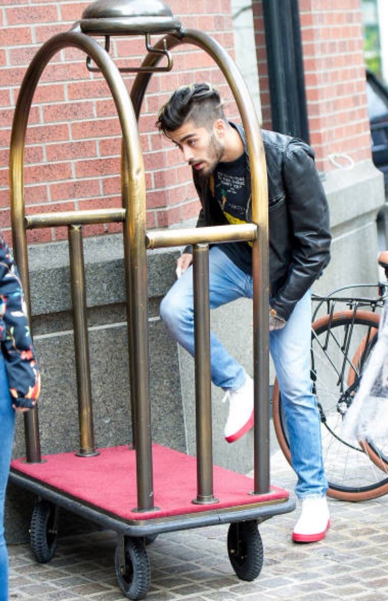 1D_24hNews's tweet photo. Zayn out in New York City yesterday!!!

#ZaynMalik #Zayn #Malik #MindOfMine #STILLGOTTIMEVIDEO https://t.co/9SdUUa5V0C