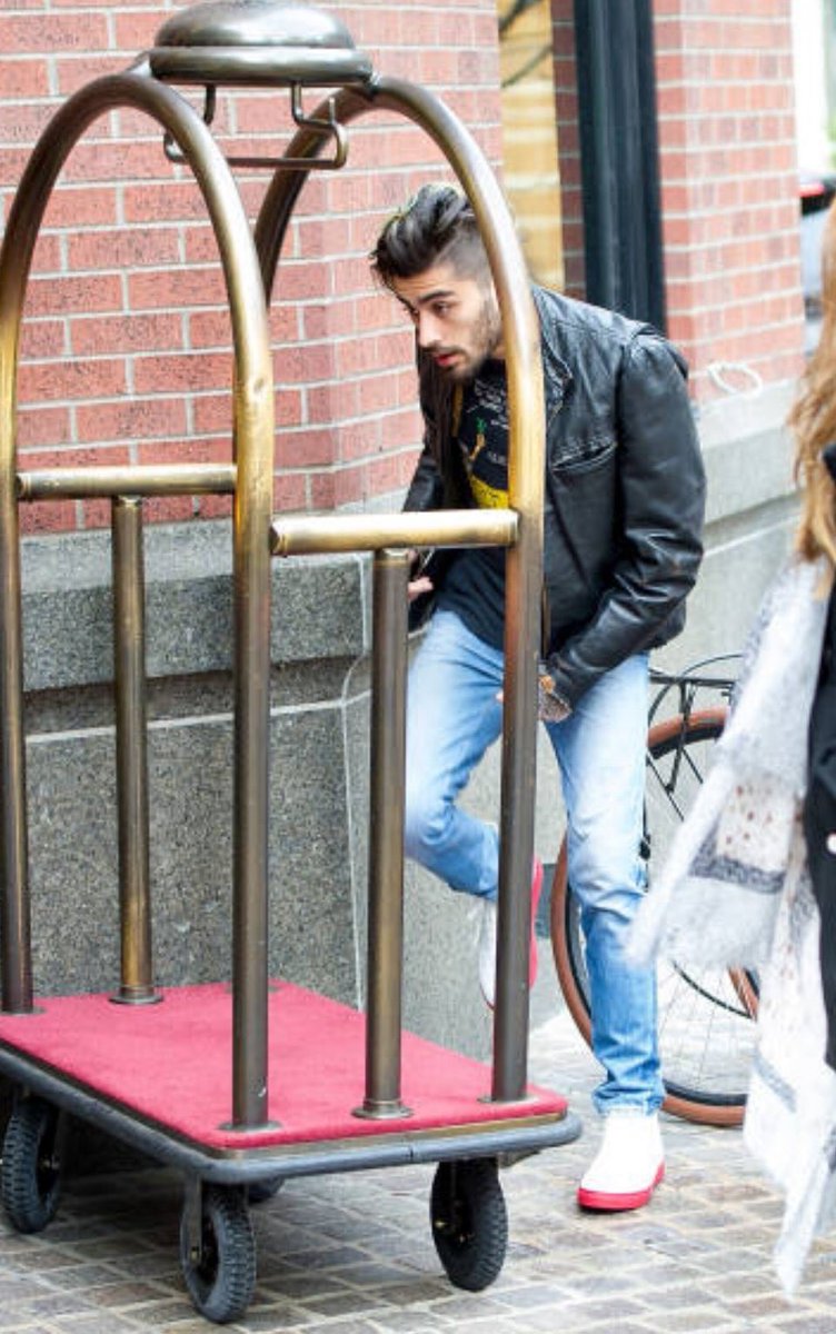1D_24hNews's tweet photo. Zayn out in New York City yesterday!!!

#ZaynMalik #Zayn #Malik #MindOfMine #STILLGOTTIMEVIDEO https://t.co/9SdUUa5V0C