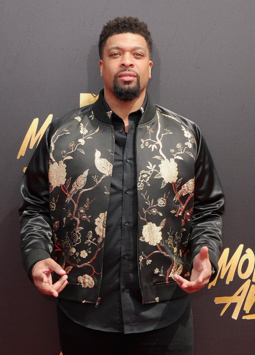 DeRayDavis's tweet photo. MY 2nd time going to the MTV movie awards be4 they were the MOVIE TV AWARDS 🙄😂 @MTV2 @MTV #REDCARPETbecuztheCarpetMatchTheDrapes ‼️🤣#HeFresH https://t.co/VpCJo6FPuc