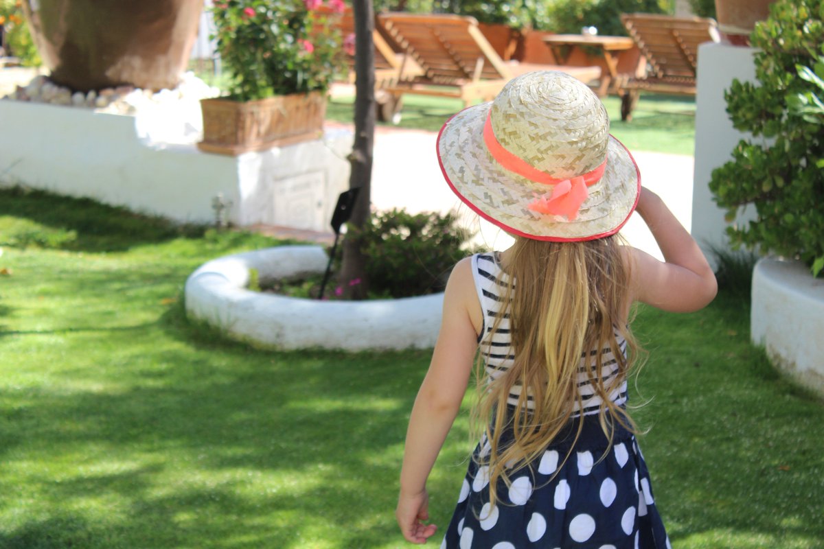 Alcadimahotel's tweet photo. Esta bucólica fotografía demuestra que somos un #hotelconencanto donde las #familias disfrutan al máximo de nuestra #gastronomía y #jardines https://t.co/CGL1ovzldP