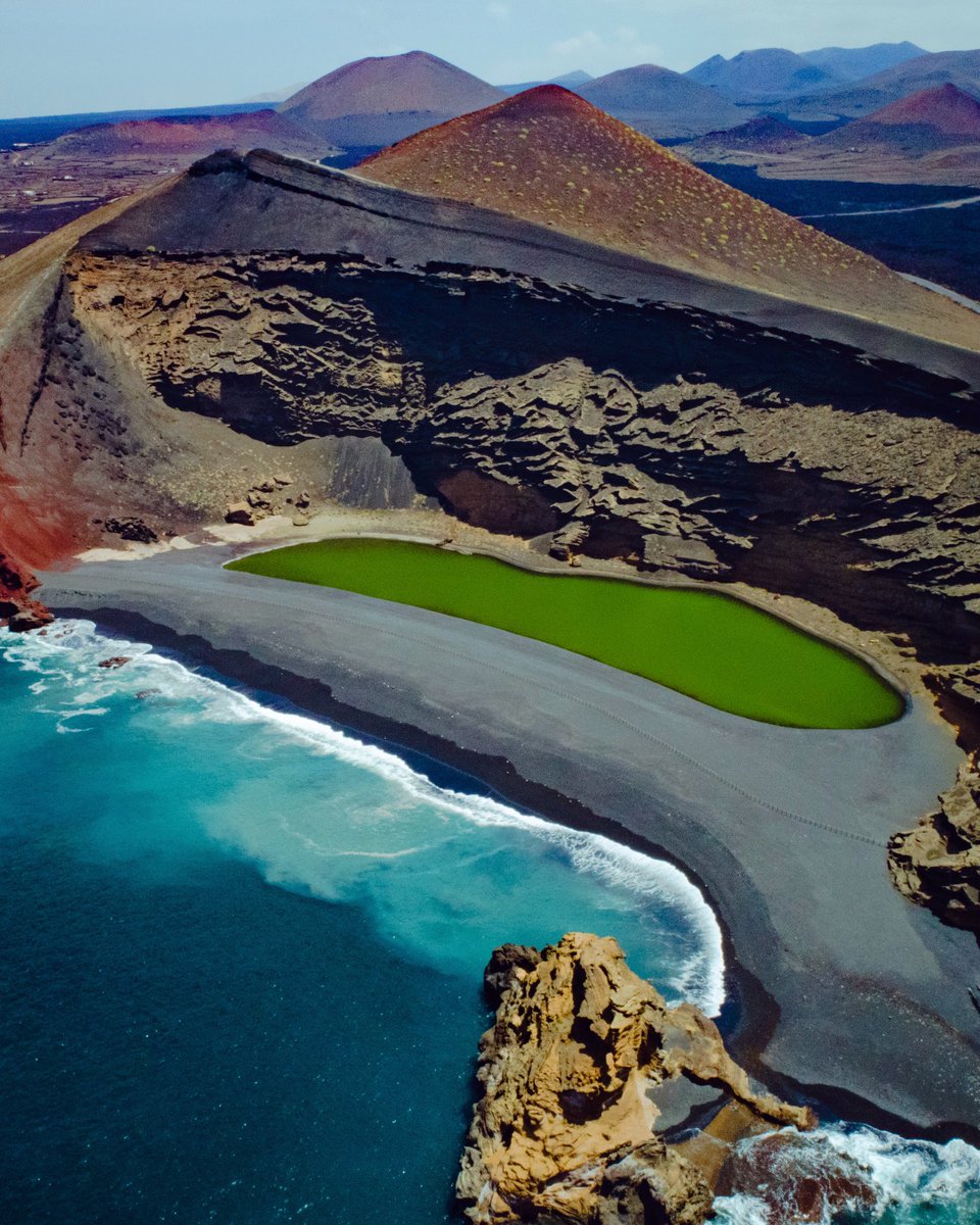ODHunte's tweet image. Can you believe a place like this exists on earth? #ElGolfo, the #GreenLagoon in #Lanzarote by #Drone. instagram.com/odhunte for more