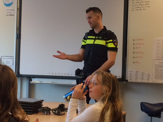 Piet Hein NIEUWS: GR7- Politie in de klas pietheinnieuws.nl/schoolkrant/bo…