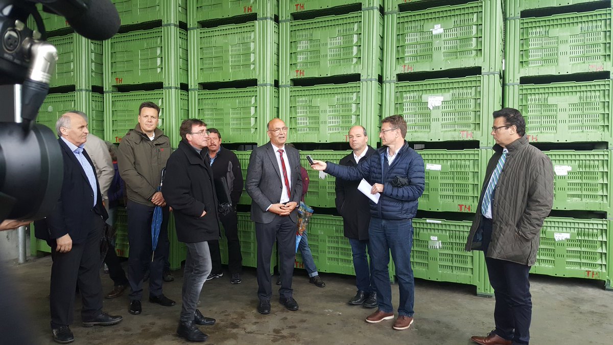 lveo_bw's tweet photo. #Frosttermin mit Minister #Hauk auf dem Betrieb Heilig in Bavendorf # Frost #Obst https://t.co/LvmKLLWKNc
