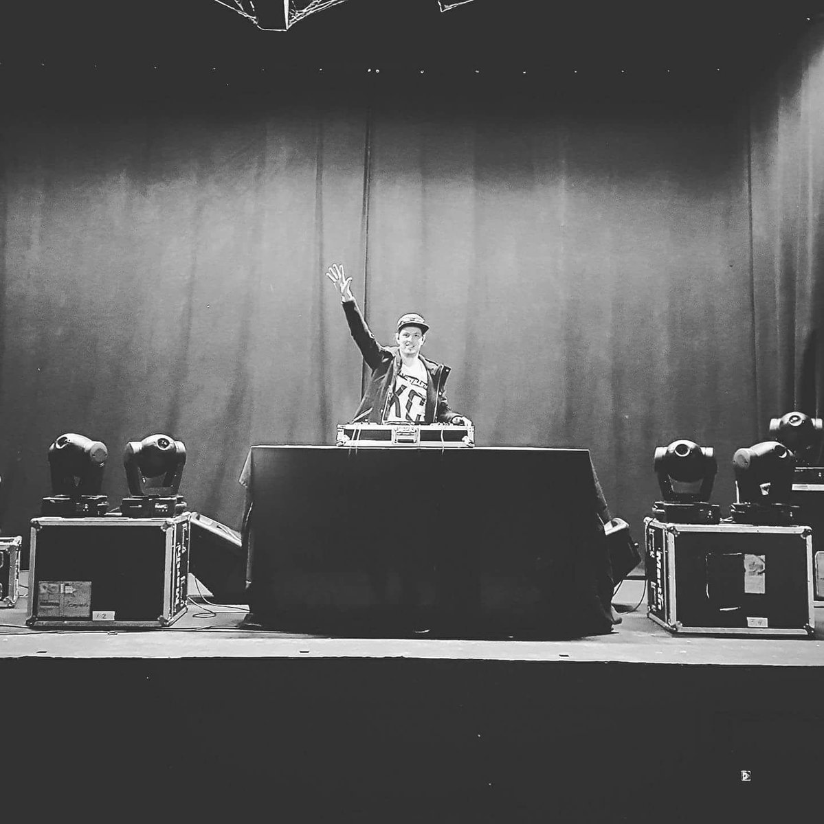 I got this picture as a gift from <a href="/tacachomusic/">Tacacho</a> &amp; Andres Sierra playing their tune Summer Love! Hot on <a href="/Spotify/">Spotify</a>: TheBeardedMan.lnk.to/PLTO